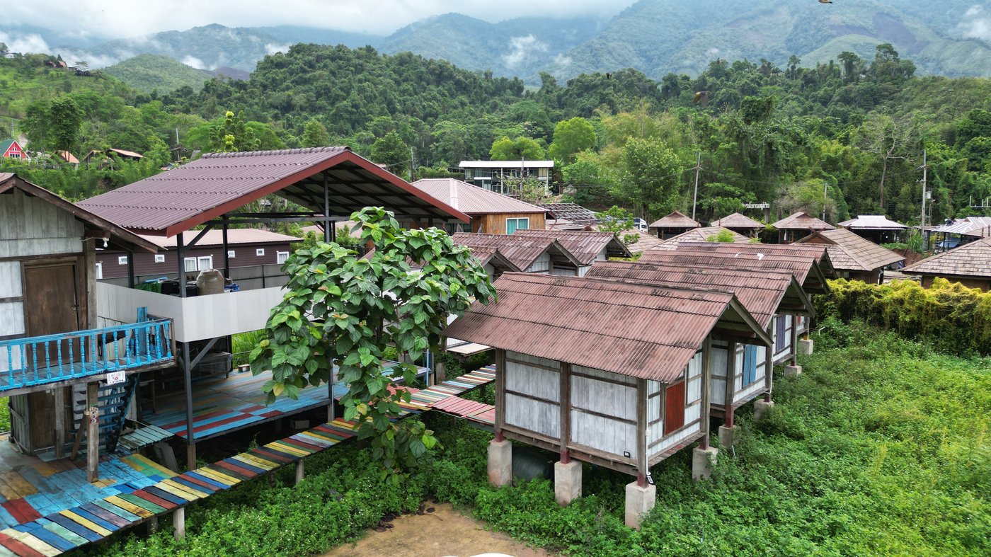 วิวมุมสูงที่พักนาสะปัน โฮมสเตย์ ท่ามกลางภูเขาและทุ่งนา บ้านสะปัน บ่อเกลือ น่าน